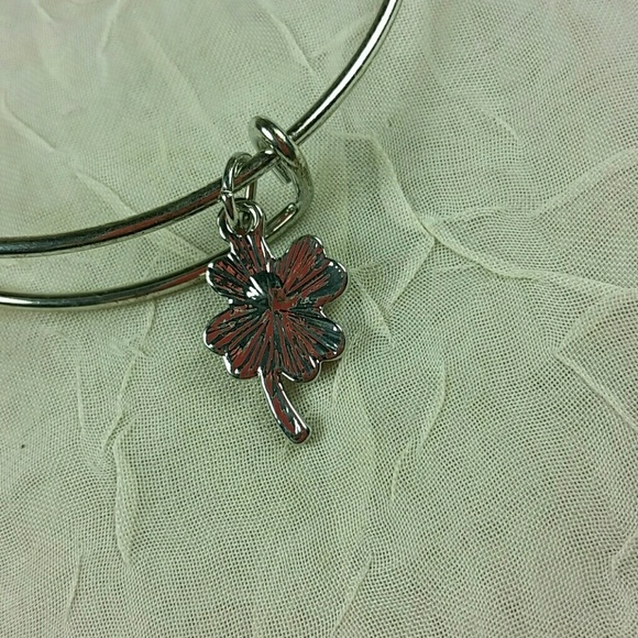 Silver Tone Four Leaf Clover Charm Bracelet Lucky Bangle St Patricks Day Minimal - Picture 2 of 4